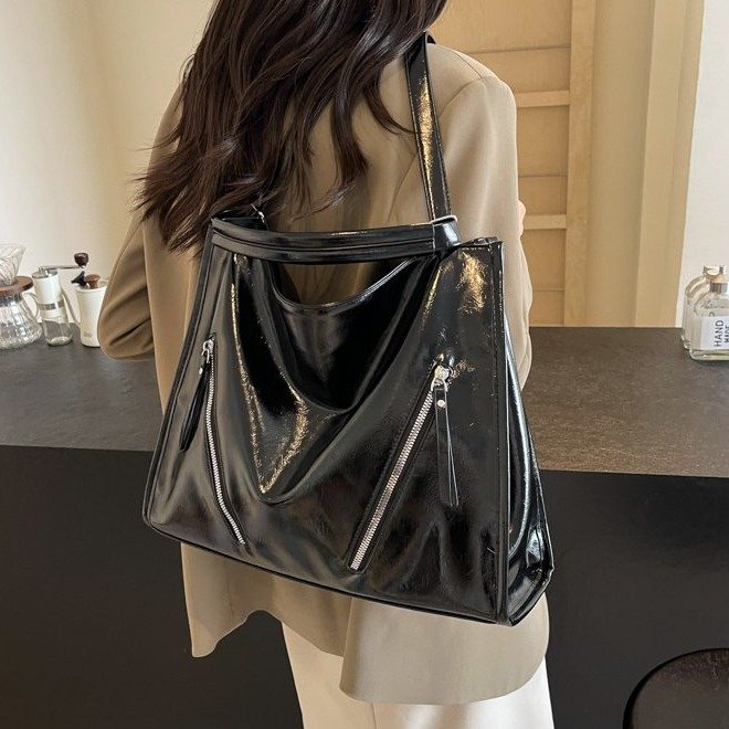 Cross-border commuting large capacity armpit bag women's bag 2024 new simple tote bag versatile backpack