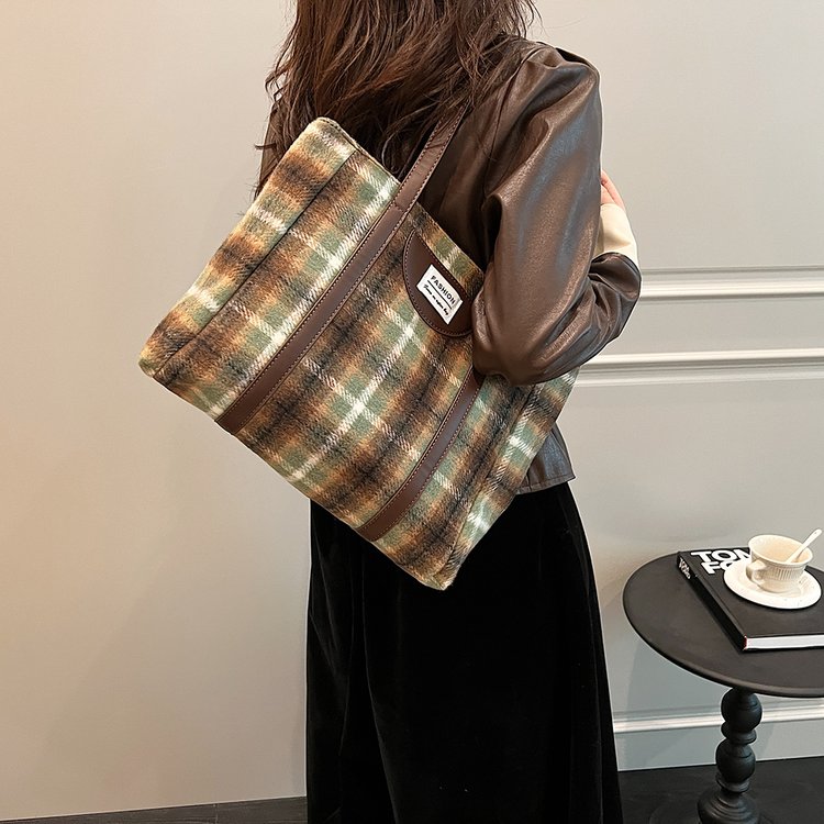 Plaid Bag Commuting Tote Bag Women's 2024 New Trendy Spring Woolen Shoulder Bag Large Capacity Fashion Handbag