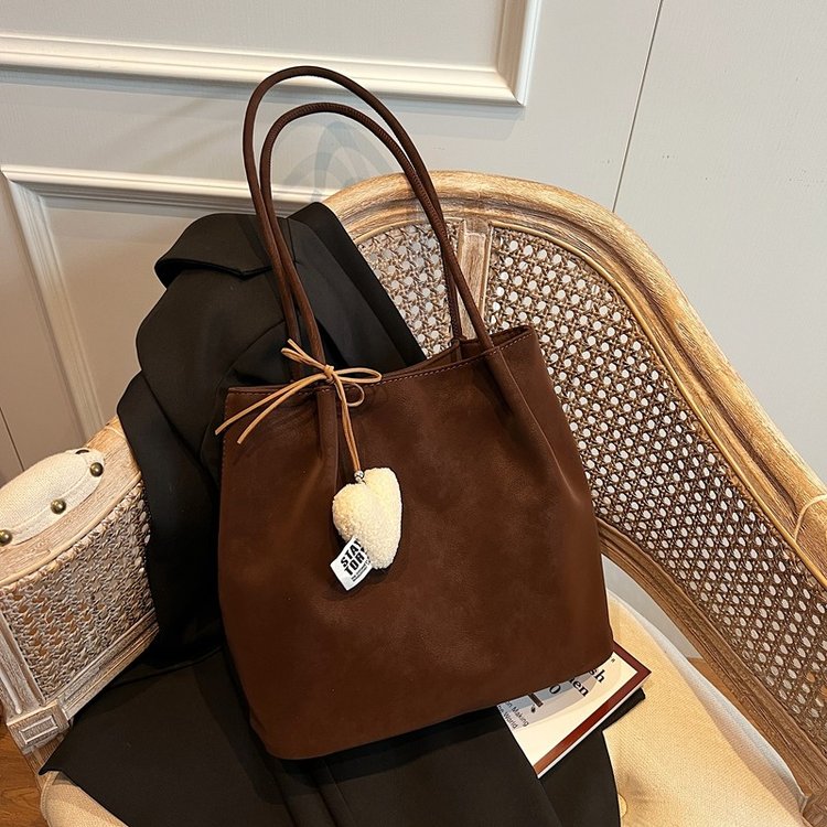 Large capacity retro armpit bag women's backpack 2024 new fashion shoulder bag versatile commuter bucket bag