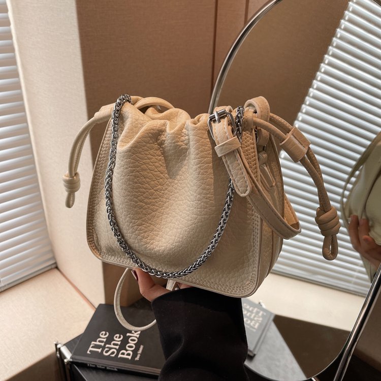 Korean Fashion Versatile Chain Small Bag Women's New Pleated Cloud Small Square Bag 2024 Summer Niche Crossbody Bag
