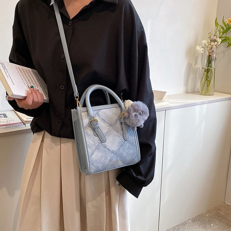 Hand-held rhombus small square bag, new style women's summer hot handbag, fashionable shoulder bag, versatile western style crossbody bag