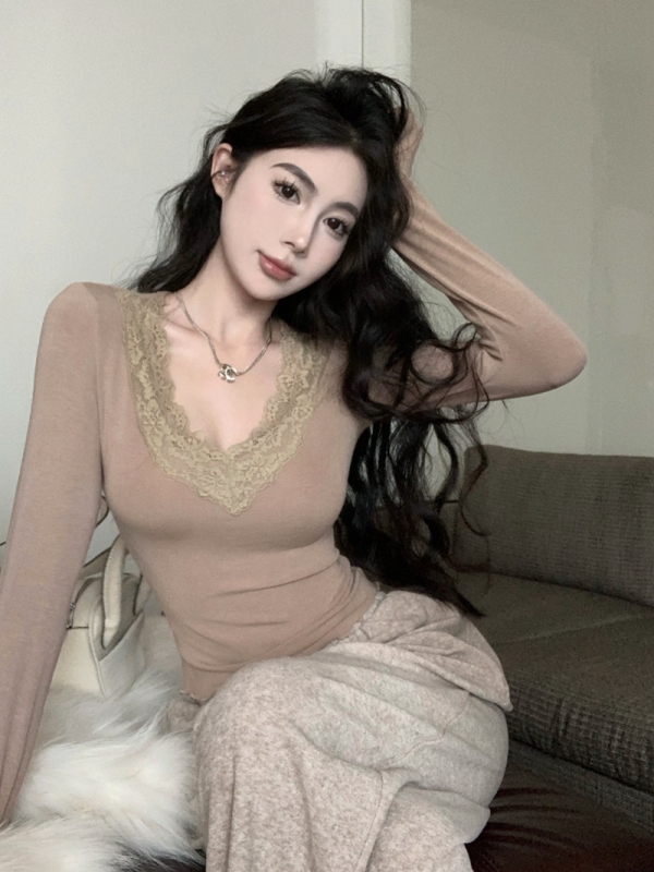 Gentle style V-neck spliced ​​lace T-shirt, feminine slim fit bottoming shirt, short top