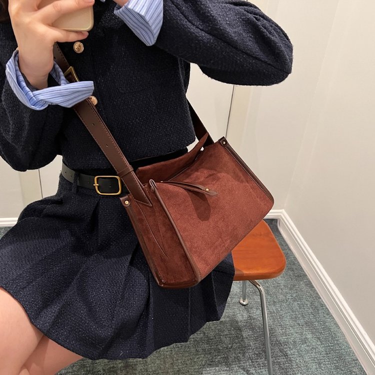 Crossbody bag for women 2024 autumn and winter new trendy retro frosted tote bag niche texture large capacity commuter bag