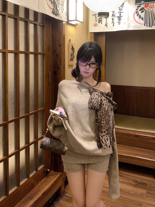 Leopard print scarf design niche off-shoulder sweater long-sleeved sweater shorts two-piece set