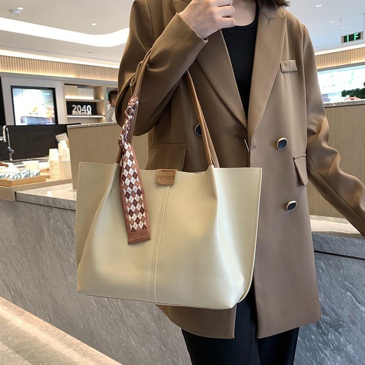 Autumn and winter large-capacity commuter tote bag women's new fashion versatile shoulder bag simple large bag