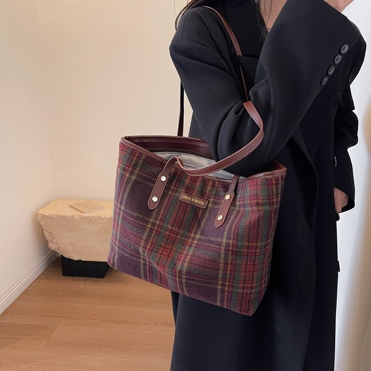High-end texture retro large-capacity plaid fashion women's bag 2024 new Korean version tote bag woolen shoulder bag