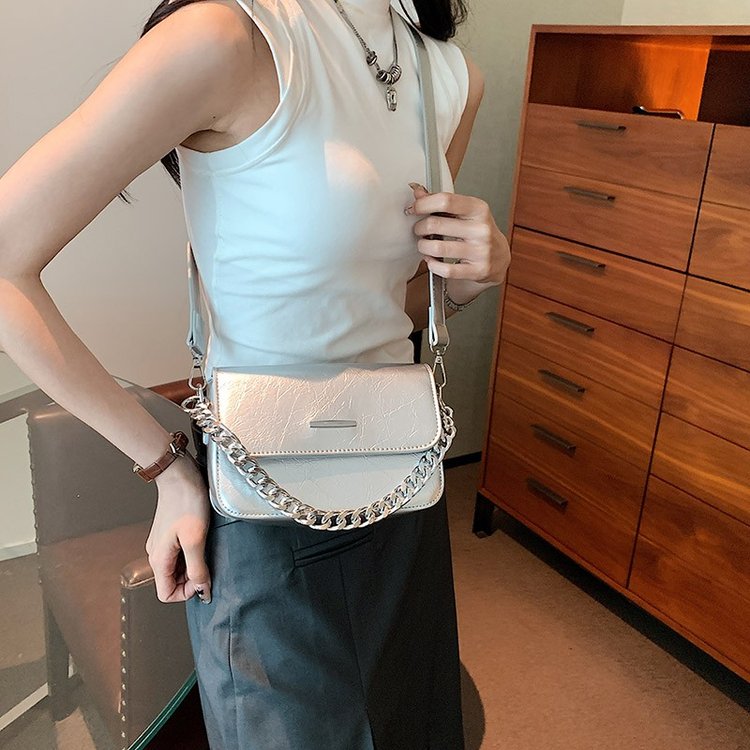 New Korean style fashionable metal chain style single shoulder crossbody bag for women, simple and versatile handbag for women