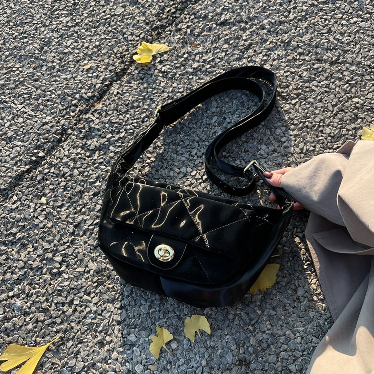 Winter niche fashion crossbody bag for women 2024 new trendy fashion Korean version saddle bag casual rhombus armpit bag