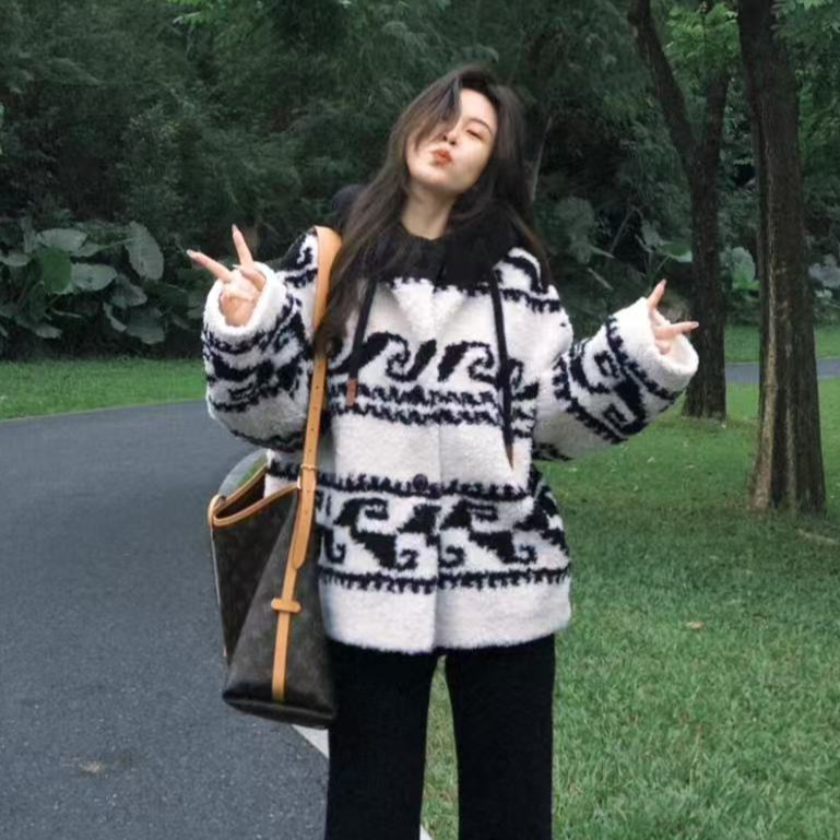 New Autumn and Winter Lambsmere Loose, Fashionable, Exquisite, High-End Warm Jackets, High Waisted Slightly Flared Casual Pants for Women.