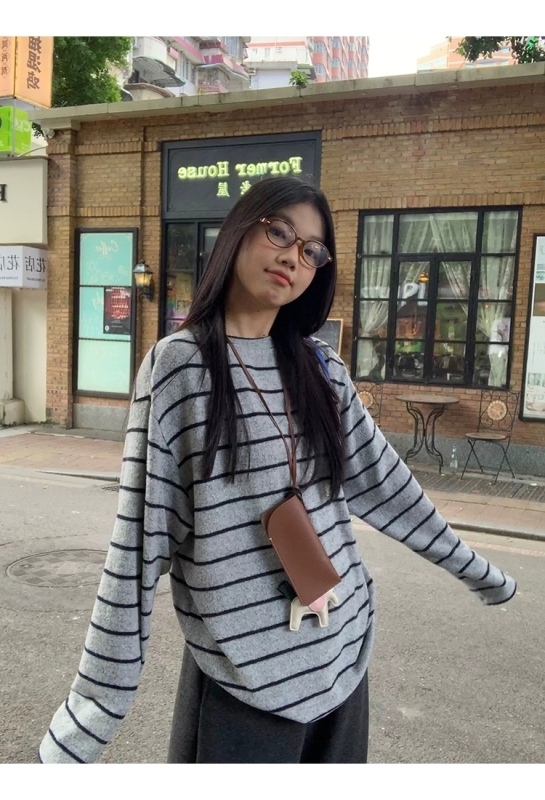 Women's 2024 New Autumn and Winter Gray T-shirt Striped Loose Long-Sleeved Tops for Women in the Celebrities Hall