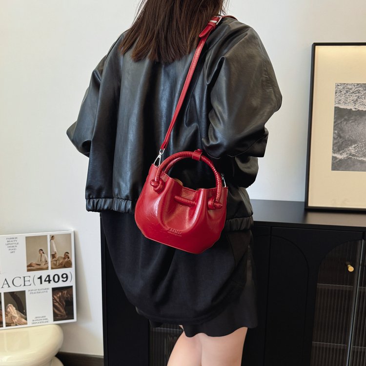 Portable vegetable basket bag for women 2024 new fashionable Korean style bucket bag super popular versatile shoulder bag crossbody bag