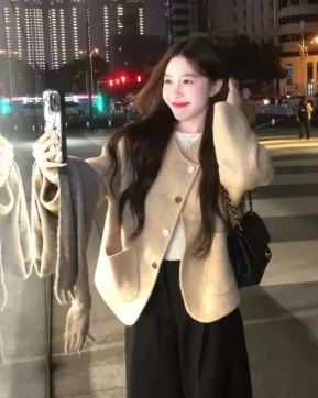 2024 new style French style celebrity small fragrance style high-end chic and beautiful yellow woolen short coat for women in autumn and winter