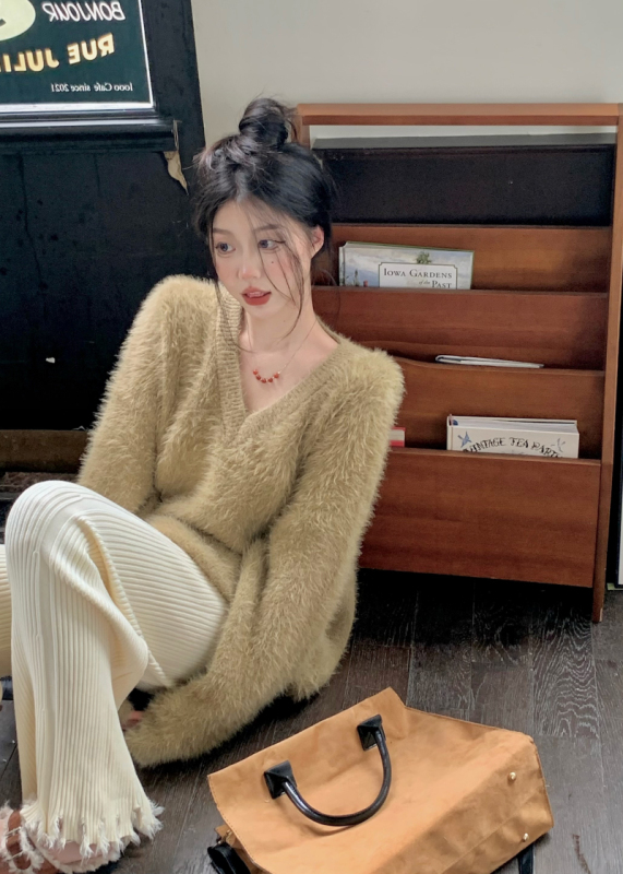 Late Autumn Evening Breeze V-neck Soft and Waxy Furry Top Women's Winter Warm Loose Slim Sweater
