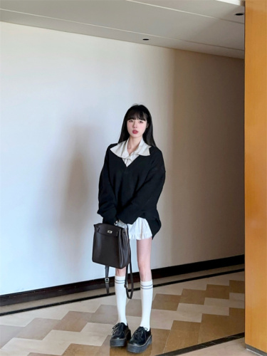 Black v-neck sweater + lazy striped loose shirt + lace arm skirt