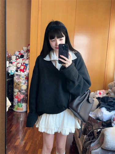 Black v-neck sweater + lazy striped loose shirt + lace arm skirt