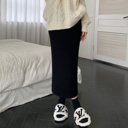 2024 New Knitted Skirt Women's Autumn and Winter High Waisted Slimming Mid-Length One-step Open Tube Hip Covering Skirt