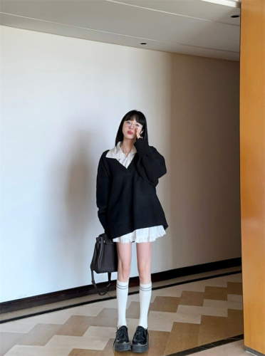 Black v-neck sweater + lazy striped loose shirt + lace arm skirt