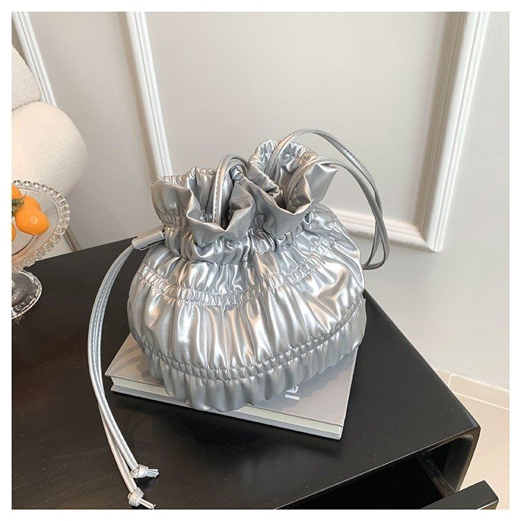Korean ins niche design warm and soft leather pleated drawstring bucket bag single shoulder stylish texture silver armpit bag