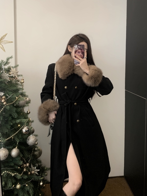 Rich woman's high-end French style fashionable winter long down coat and windbreaker jacket