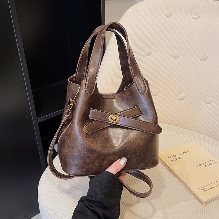 Retro large-capacity commuter texture handbag new versatile ins shoulder crossbody bag casual bag fashion