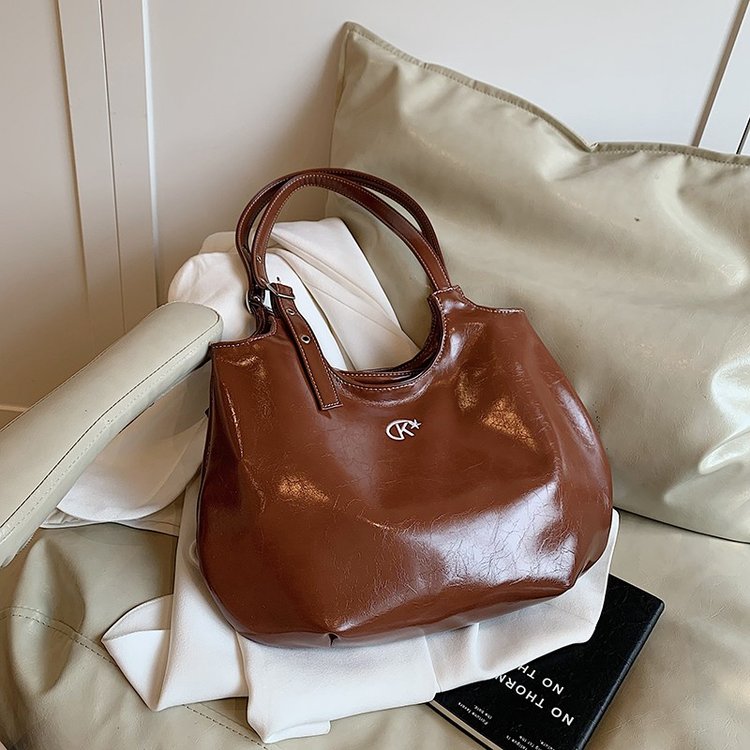 High-end large-capacity bag for women 2024 fashion new retro shoulder bag versatile foreign style commuting texture tote bag