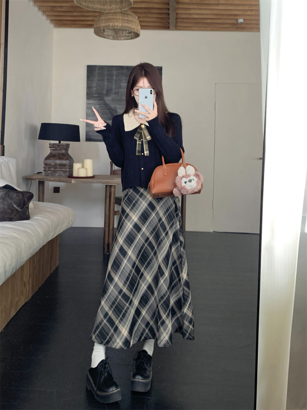 Actual shot of 2024 new large size autumn and winter suit, high-end contrast color college style sweater plaid skirt suit