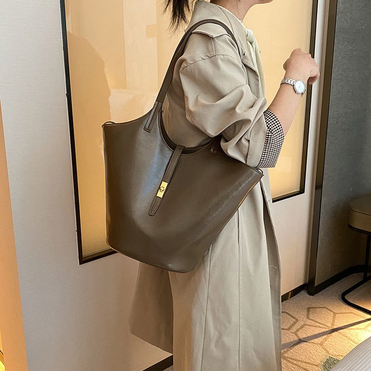 High-end shoulder armpit bag, fashionable new handbag for women, popular and versatile, fashionable and simple bucket bag
