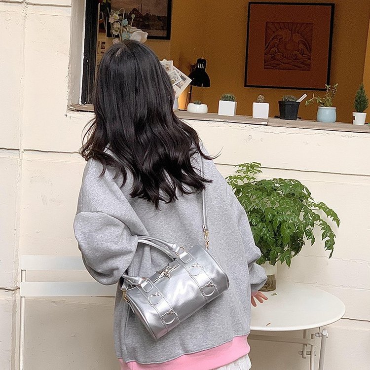 This year's popular bags for women are new, niche, small for work, commuting, single shoulder crossbody, portable black pillow bag