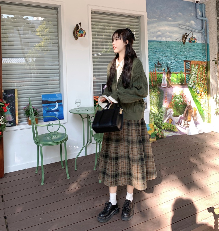Green hidden butterfly Korean style lazy style literary embroidery versatile bean green fake two-piece sweater + skirt
