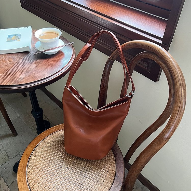 Niche texture fashion armpit bag women's bag 2024 new soft surface bucket bag simple and versatile crossbody bag