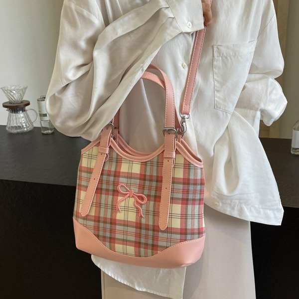 Korean personality niche style underarm bag for women 2024 new summer fashion tote bag college style shoulder bag