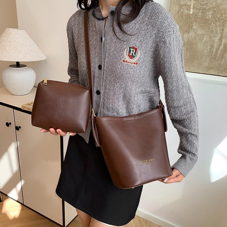 jacquemus niche design high-end shoulder bag large capacity genuine leather commuting wide shoulder strap bucket bag for women