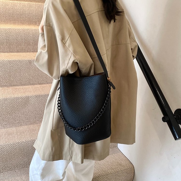Fashionable One Shoulder Bucket Bag 2024 Autumn New Tote Bag Large Capacity Simple Western Style One Shoulder Crossbody Bag for Women