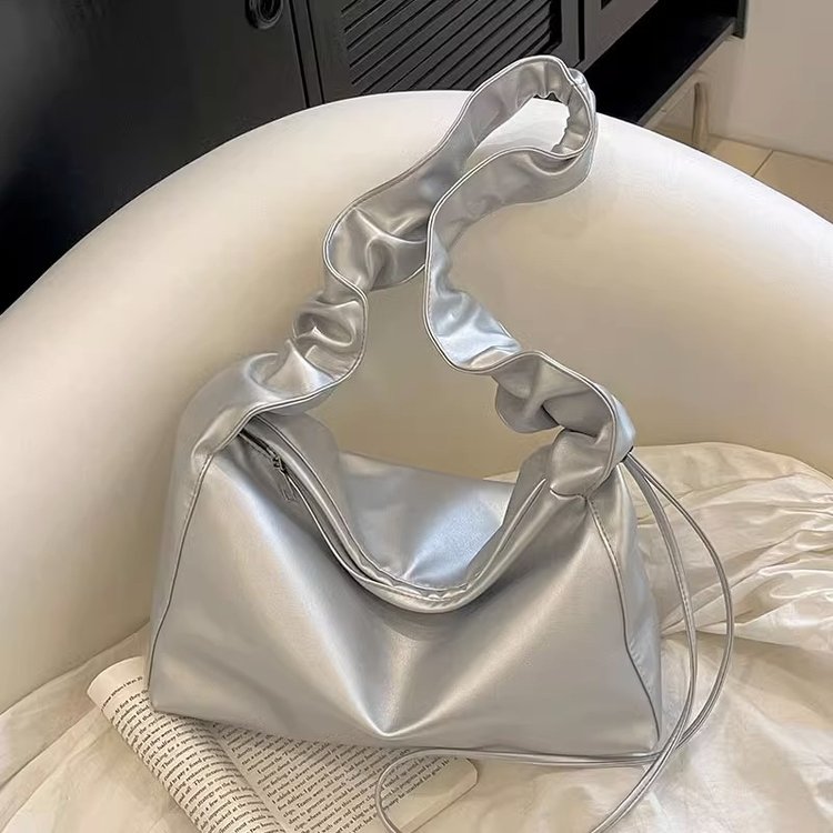 Korean style Internet celebrity pleated handbag, simple retro solid color underarm shoulder bag, casual and fashionable soft leather crossbody bag for women