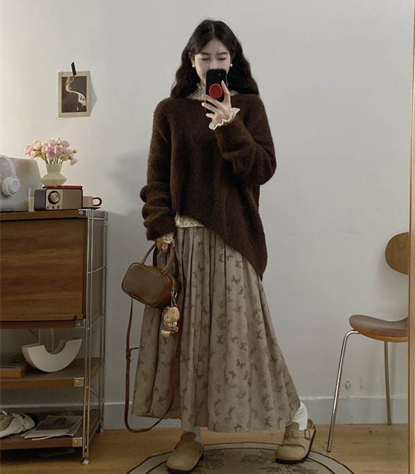 Actual shot of 2024 winter irregular lazy sweater + floral lace bottoming shirt + floral skirt suit