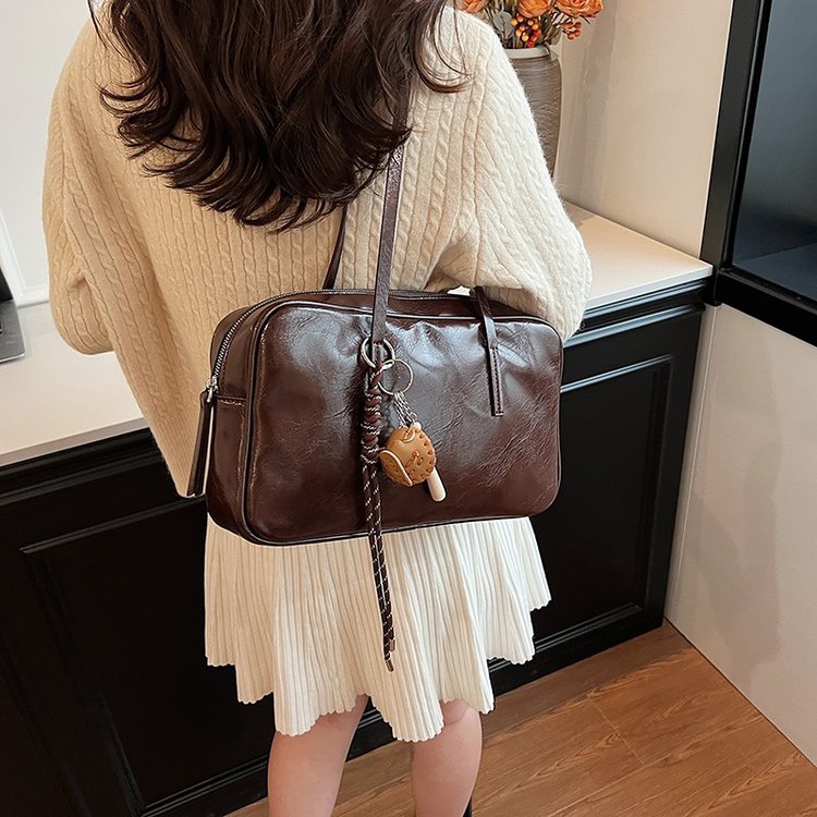 Niche portable bowling bag women's 2024 new simple retro armpit bag casual large capacity shoulder bag