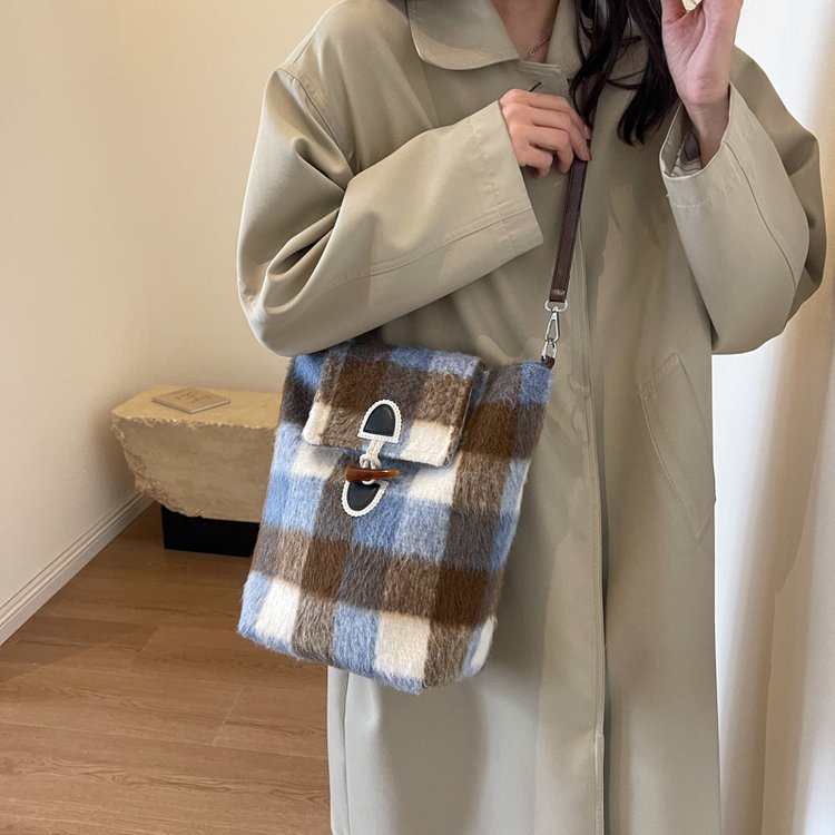Large-capacity bag for women autumn 2024 new trendy retro college woolen bucket bag versatile plaid shoulder crossbody bag