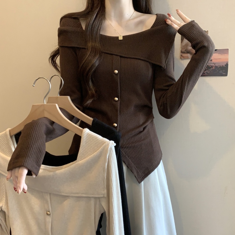 The new autumn and winter one-line neck sweater has a gentle temperament and a versatile design. It has a slim fit, slim fit and long sleeves.