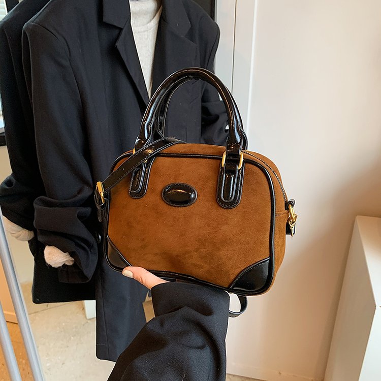 Women's Bags 2024 New Versatile Winter Retro Shoulder Crossbody Bag This Year's Popular Handheld Small Square Bag
