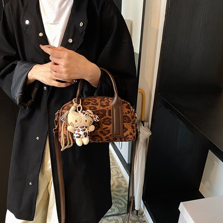 Autumn and winter new popular frosted ultra-popular niche leopard print bag women's versatile crossbody bag commuter portable Xiaoling bag
