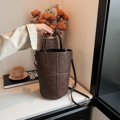 Hand-carrying fashionable casual bucket bag 2024 new simple shoulder bag high-end niche design large capacity women's bag