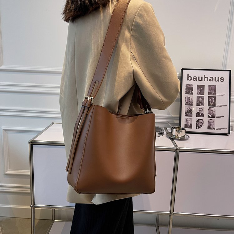 Cross-border soft surface large bag women's simple shoulder fashion large capacity commuter bag women's 2024 new bucket bag women