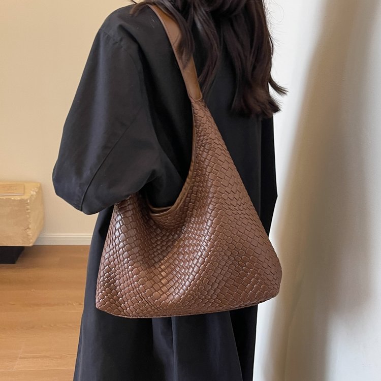 Casual retro large-capacity bag for women 2024 new popular popular versatile versatile shoulder bag woven bucket bag