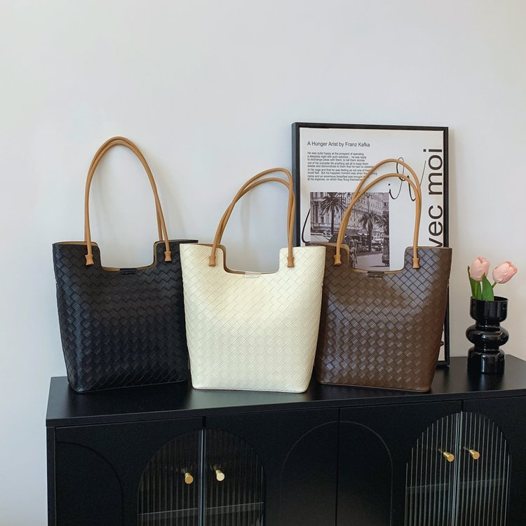 Tote bag 2024 new style woven handheld large bag cowhide work commuter shoulder bag women's large capacity genuine leather bag
