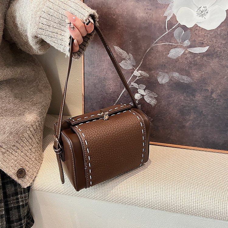 Super popular small bag women's 2024 new crossbody bag autumn and winter retro versatile high-end popular single shoulder small square bag