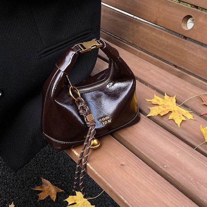 Retro oil wax leather small bag for women 2024 new autumn and winter versatile crossbody bag high-end commuter hand-carrying dumpling bag