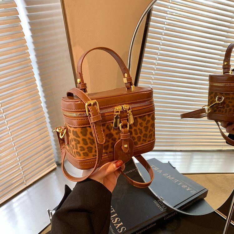 This year's popular contrasting color bags for women 2024 new autumn and winter versatile crossbody bags popular portable box small square bag