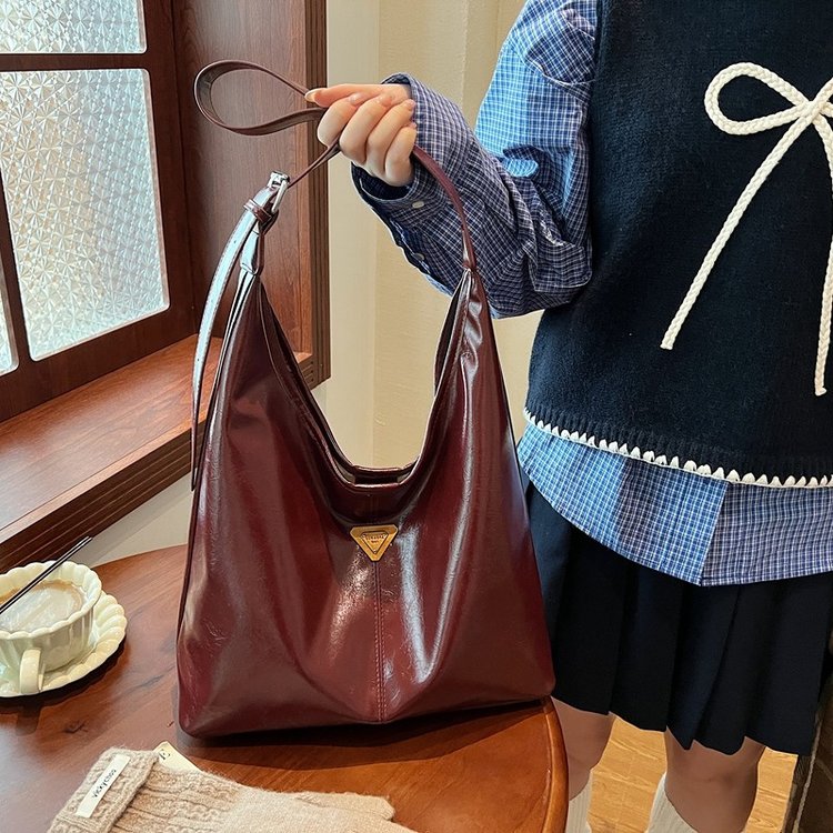 2024 Autumn New Niche Tote Bag Armpit Versatile Trendy Shoulder Bag High-end Large Capacity Crossbody Bag Wholesale