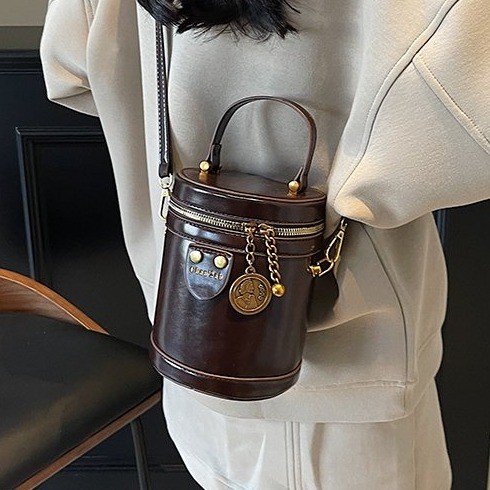 New oil leather bucket bag, mobile phone bag, shoulder bag, stylish small bag, niche light luxury crossbody bag, heavy industry handbag, classic