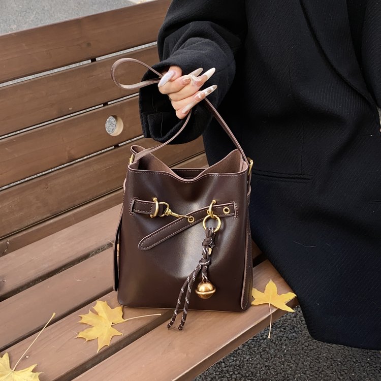 High-end texture fashion portable bucket bag for women 2024 winter new style light luxury and foreign style shoulder bag multi-functional mother-in-law bag